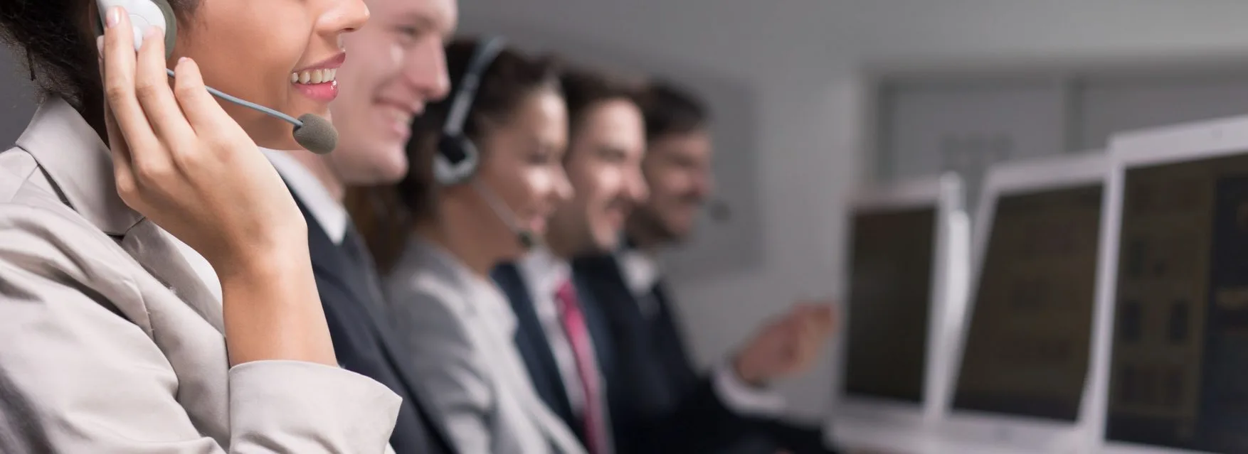 Ejecutivos de Call Center atendiendo llamadas